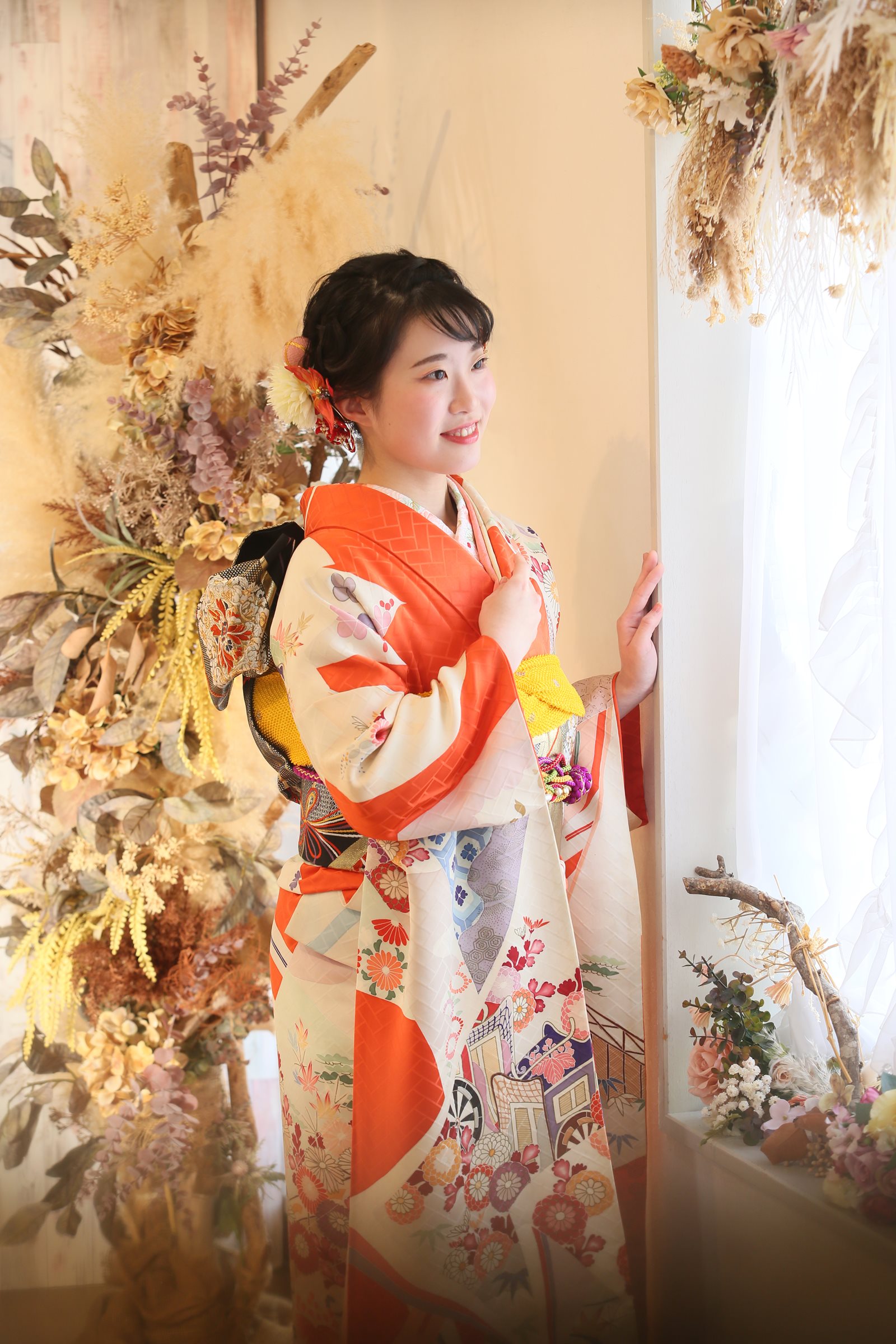 成人式の前撮り　花の装飾の前で振袖姿